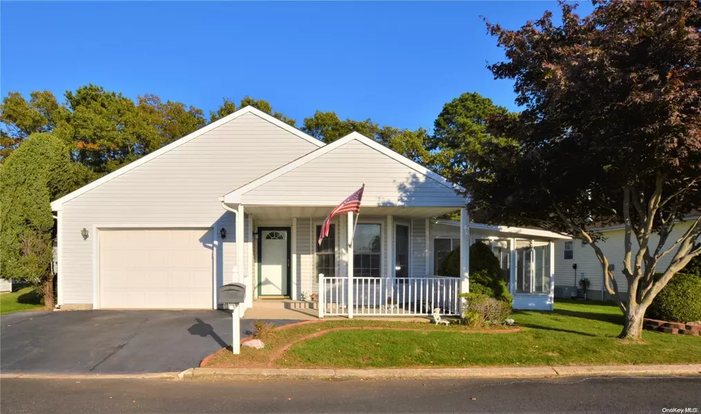 41 E Village CIR #41, Manorville, NY 11949