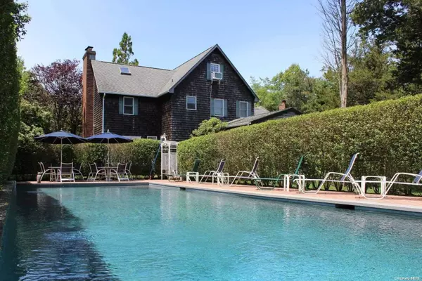 14 Hedge Row LN, East Hampton, NY 11937