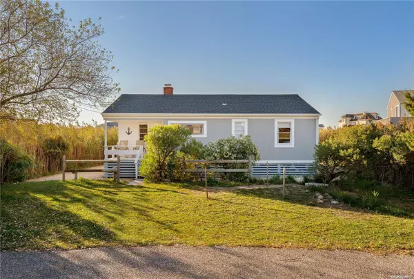 36 Dune LN, Westhampton Dunes, NY 11978