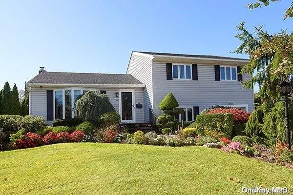 Plainview, NY 11803,13 Thorpe LN