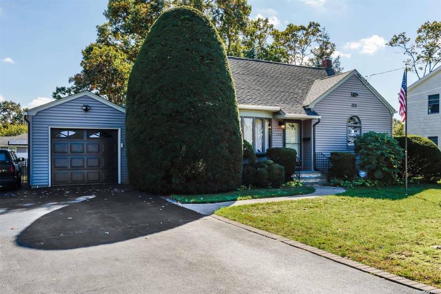 126 E Madison ST, East Islip, NY 11730