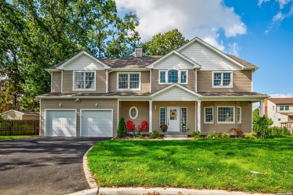 2 Park LN, Massapequa Park, NY 11762