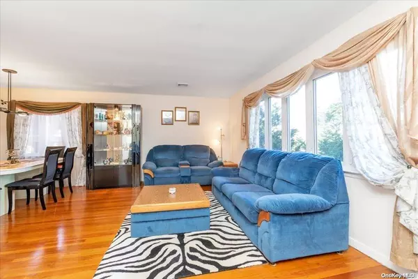 Little Neck, NY 11362,251-16 Gaskell RD