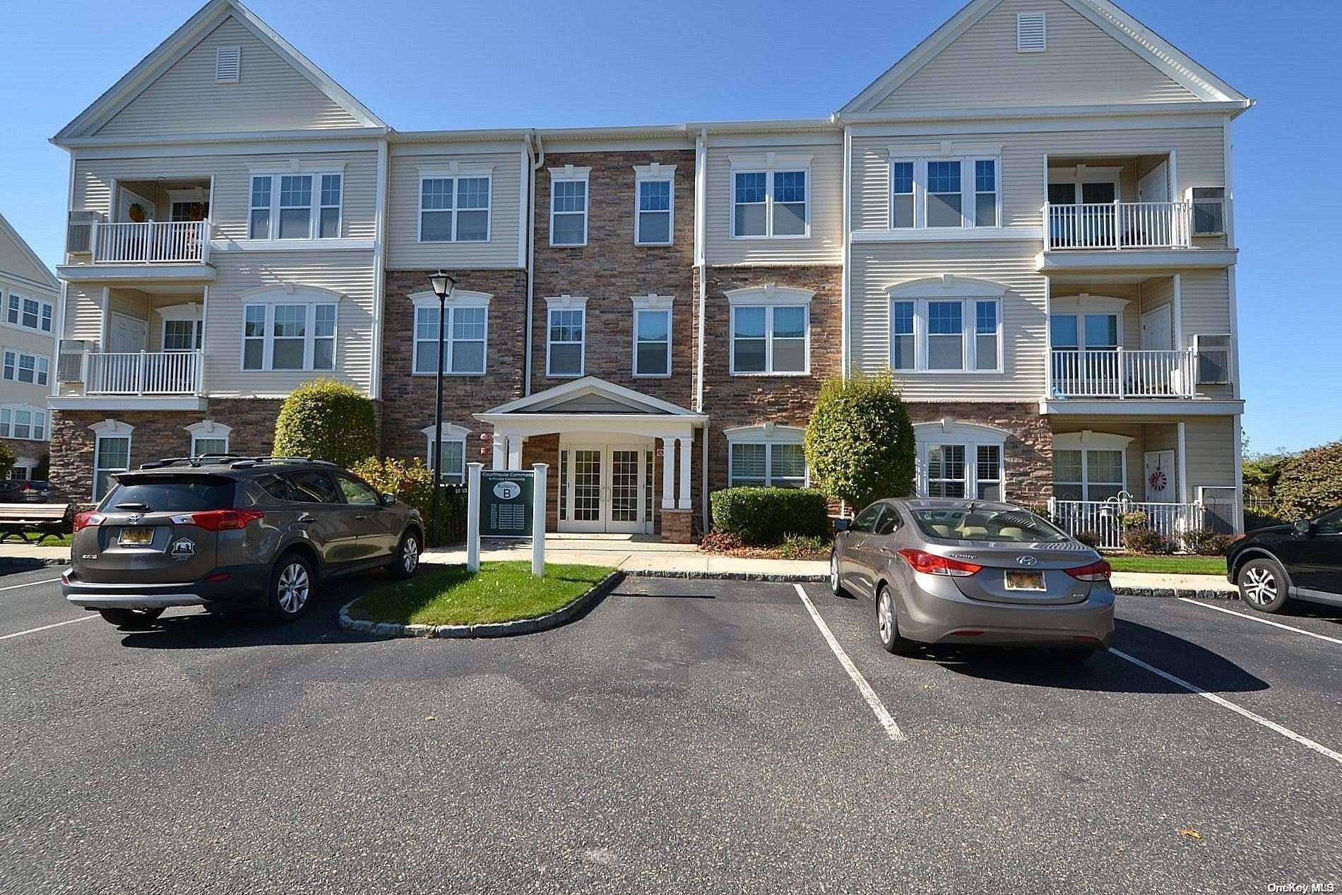 527 Saxton CT #527, Central Islip, NY 11722