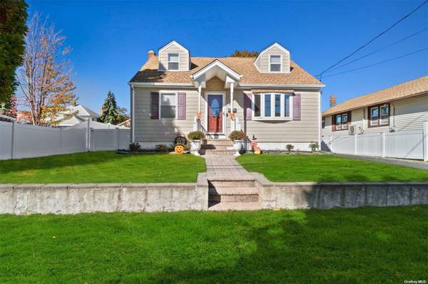 30 Irving AVE, Lindenhurst, NY 11757