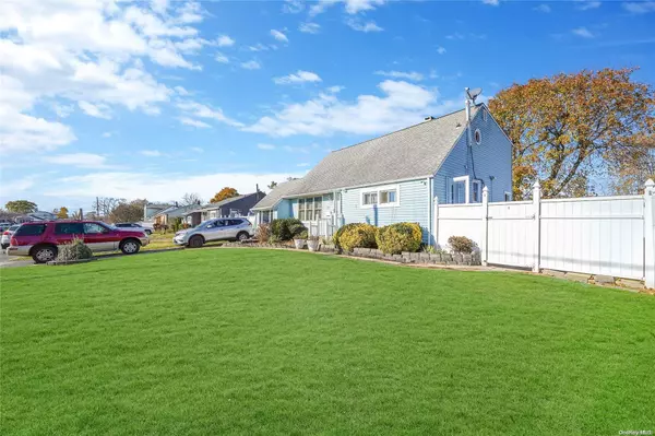 21 White ST, Brentwood, NY 11717