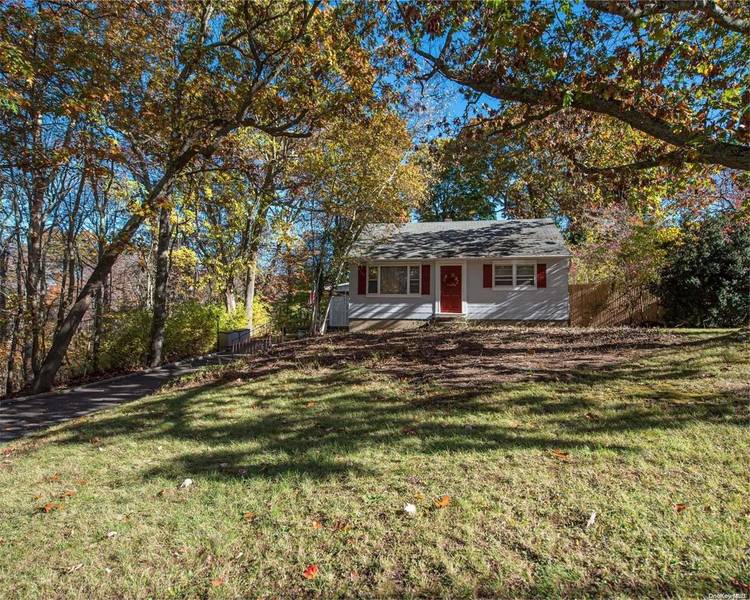 79 Brooksite DR, Smithtown, NY 11787