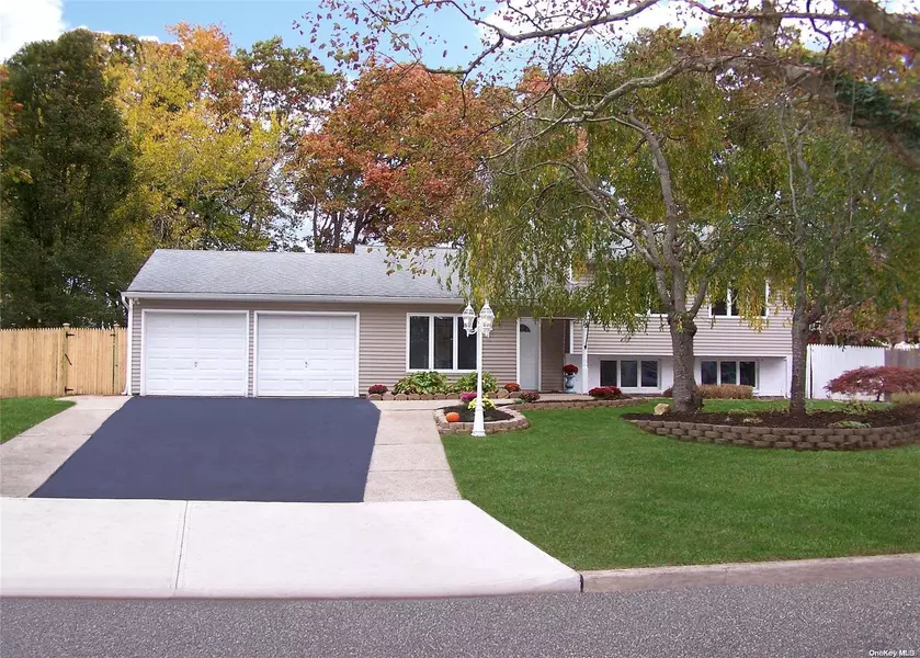 15 Crater Lake DR, Coram, NY 11727