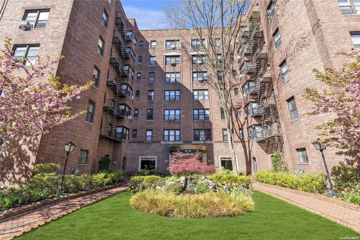 Forest Hills, NY 11375,69-10 Yellowstone BLVD #207