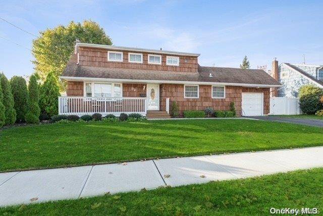 32 Merritt ST, West Islip, NY 11795
