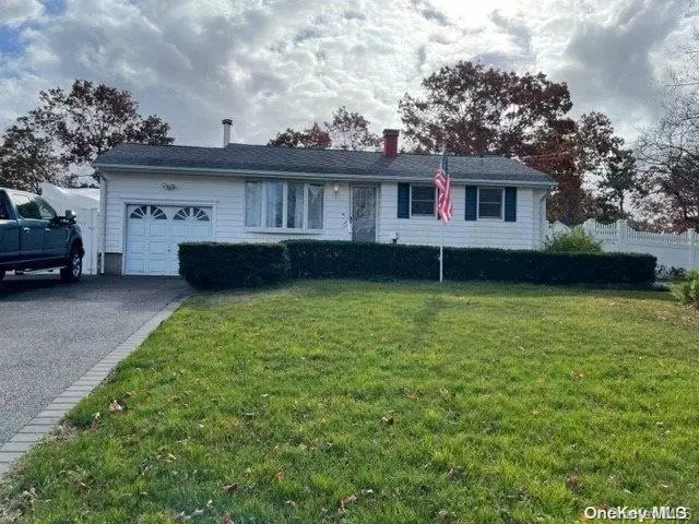 South Setauket, NY 11720,8 Hart LN