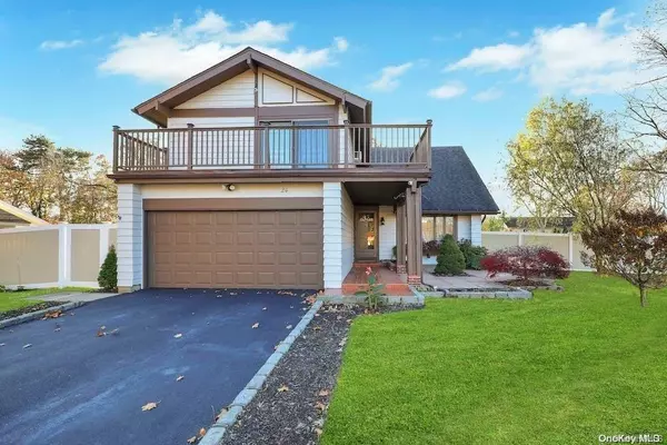 Coram, NY 11727,24 Glenmere LN