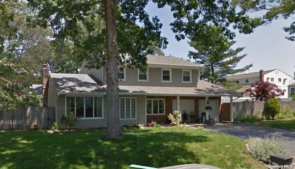3 Amboy LN, Lake Grove, NY 11755