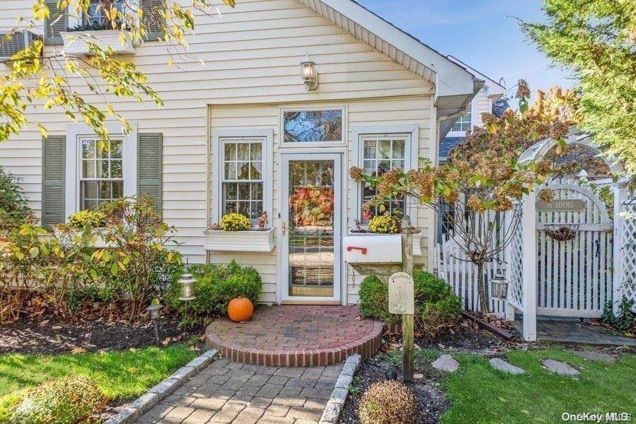 16 Adams AVE, Bayville, NY 11709