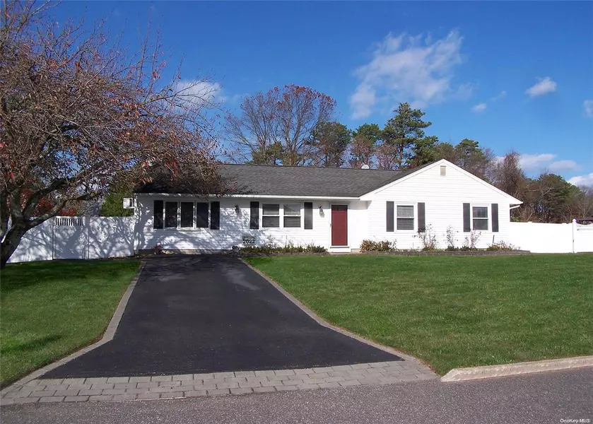 45 Felway DR, Coram, NY 11727