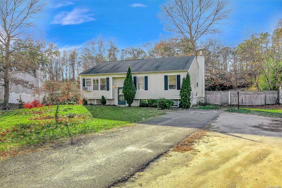 648 N Dunton AVE, East Patchogue, NY 11772