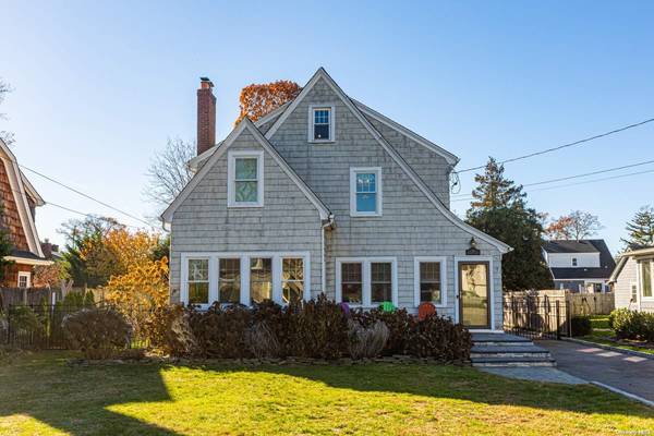 30 Hemlock LN, Bay Shore, NY 11706