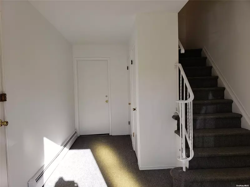 240-57 68th Ave, Douglaston, NY 11362