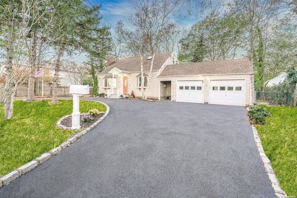 331 Centre AVE, Lindenhurst, NY 11757