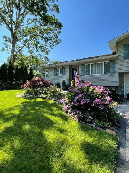 18 Albright RD, Coram, NY 11727