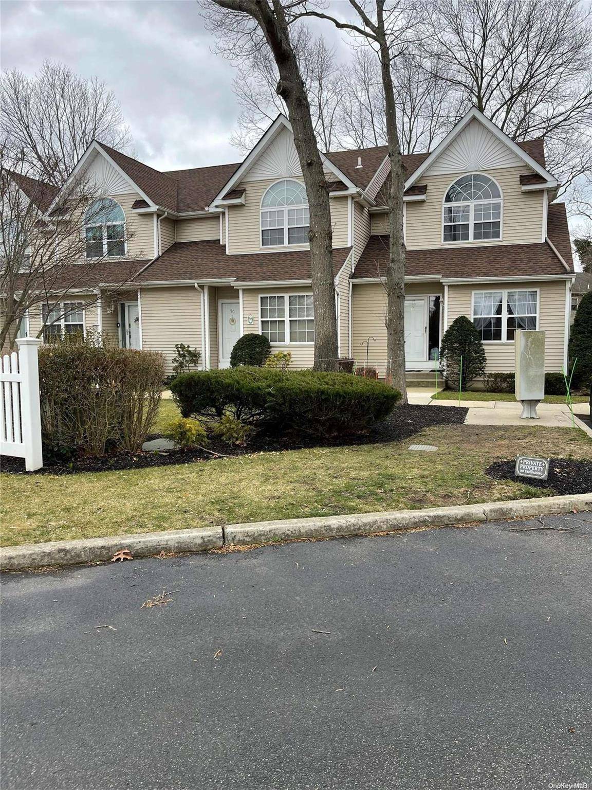 18 Heckscher Spur DR #18, East Islip, NY 11730