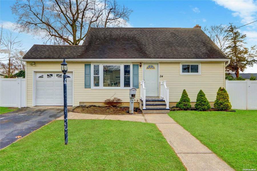 24 Conlu DR, East Islip, NY 11730