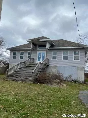 West Islip, NY 11795,828 W Bay DR