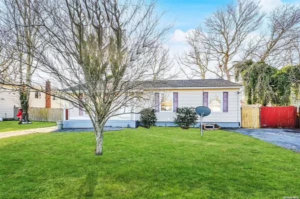 34 Loughlin DR, Shirley, NY 11967