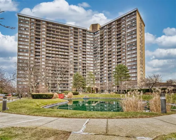 2 Bay Club DR #1Z2, Bayside, NY 11360