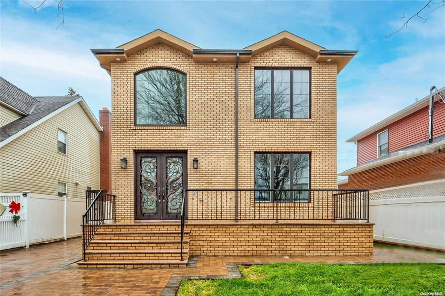 82-45 261st ST, Glen Oaks, NY 11004