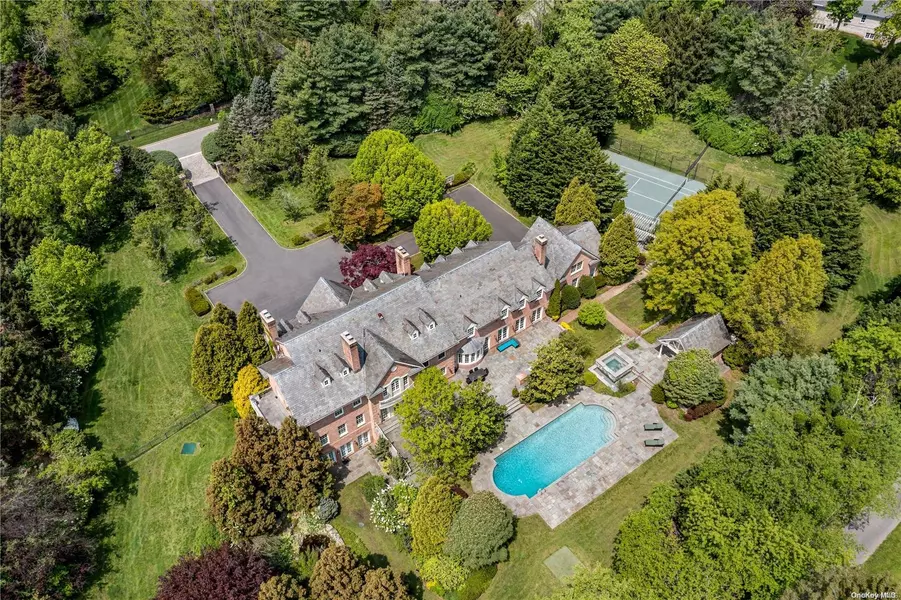 35 Applegreen DR, Old Westbury, NY 11568