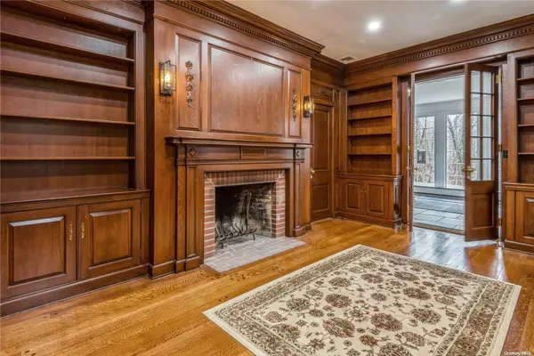 Laurel Hollow, NY 11771,12 Hemlock CT