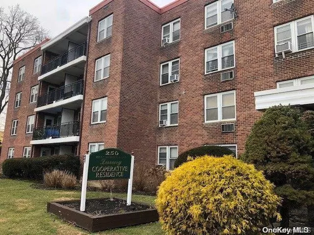 250 W. Merrick RD #1 E, Freeport, NY 11520