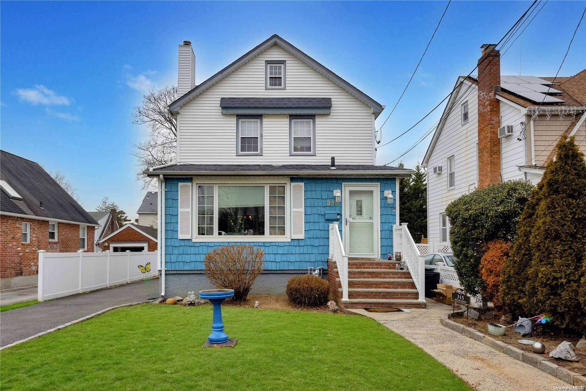 315 Rolling ST, Malverne, NY 11565