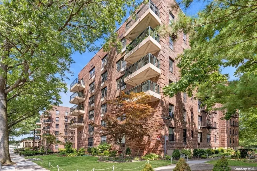 80-35 Springfield BLVD #4M, Oakland Gardens, NY 11364