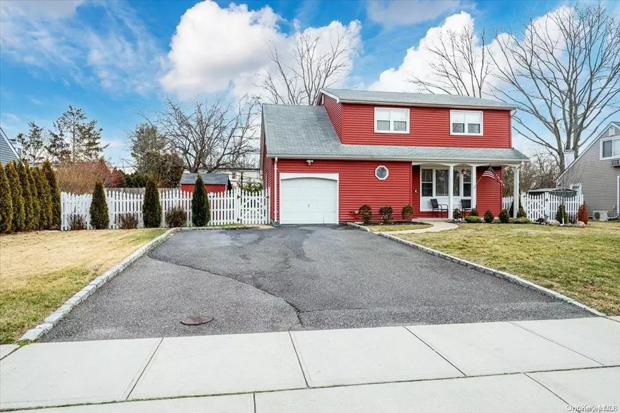 15 Dellmarie LN, Nesconset, NY 11767