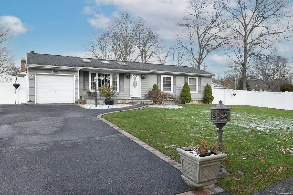 Holtsville, NY 11742,3 Linden AVE