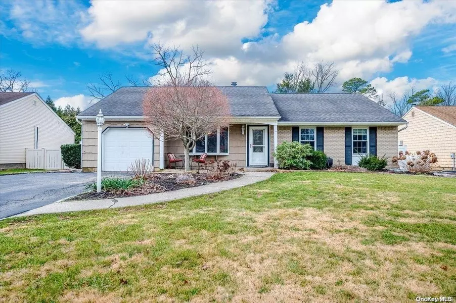 6 Barrett CT, Nesconset, NY 11767