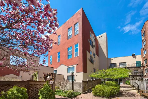 61-20 71 AVE #D2A,  Ridgewood,  NY 11385