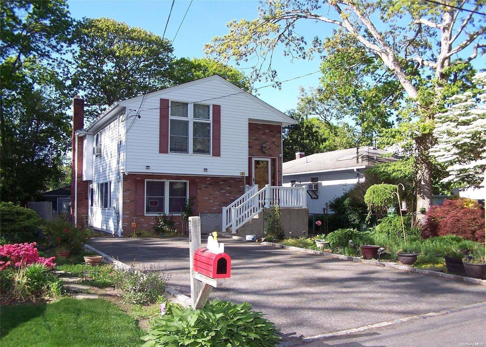 91 Moriches AVE, Mastic, NY 11950