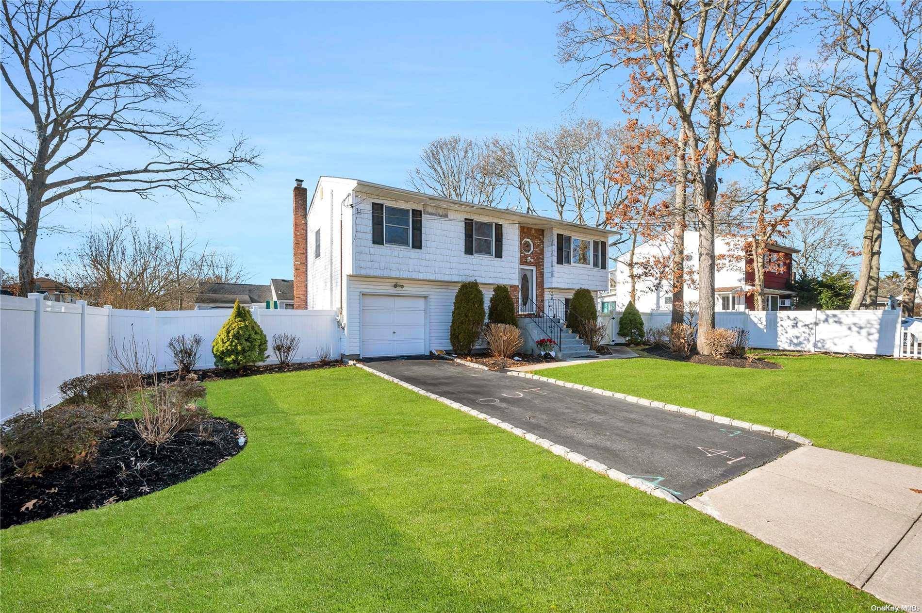 1646 Claas AVE, Holbrook, NY 11741