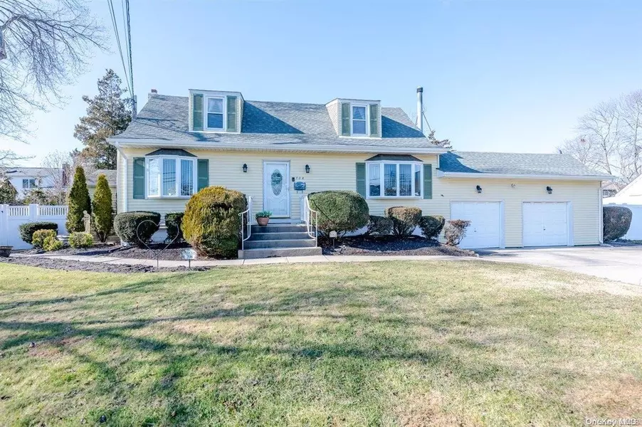 708 Milligan LN, West Islip, NY 11795