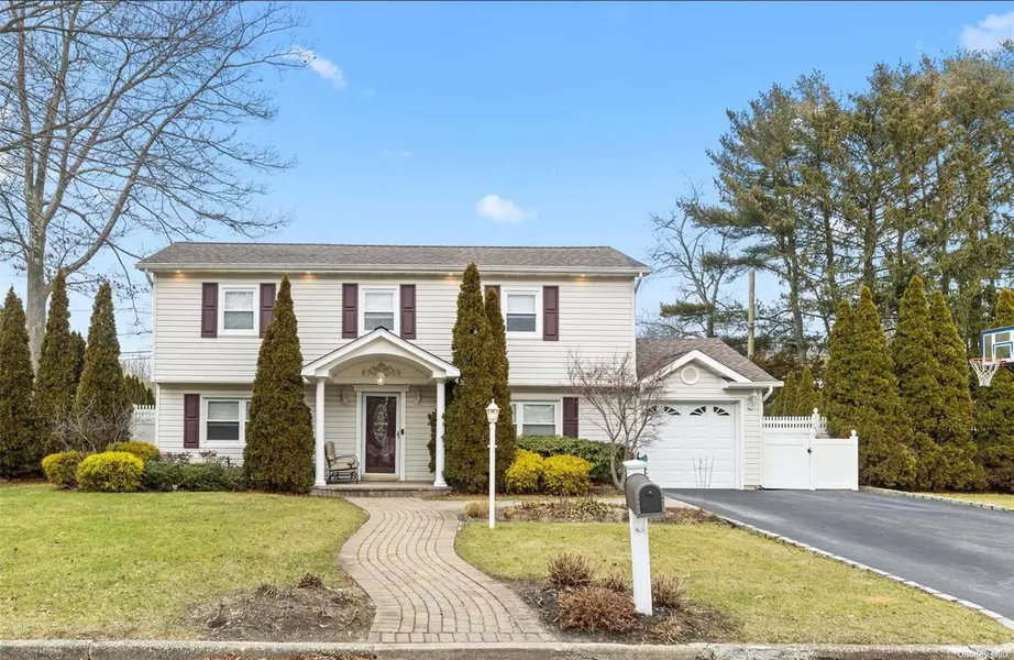 15 South LN, Huntington, NY 11743