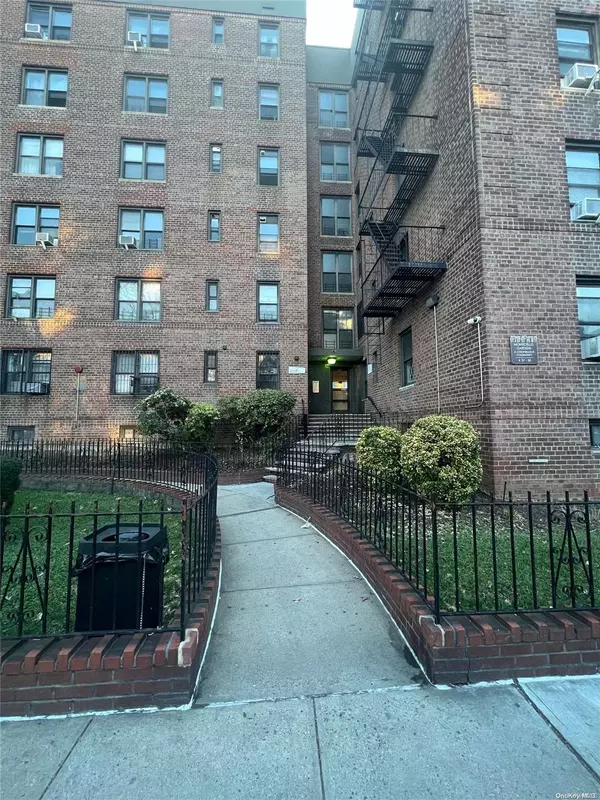 37-50 87 ST #4G, Jackson Heights, NY 11372