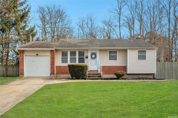 1653 Elsie LN, Bay Shore, NY 11706