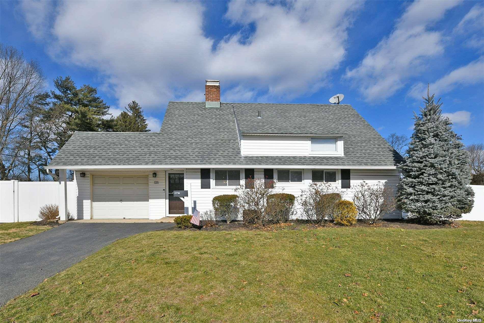121 Page LN, Westbury, NY 11590