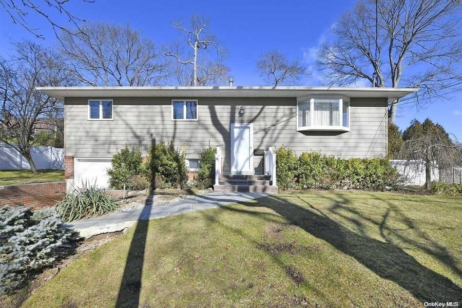 22 Frostfield PL, Melville, NY 11747