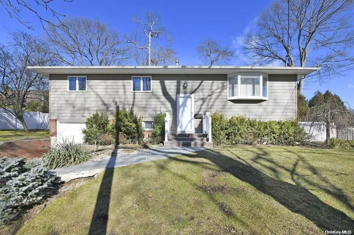 Melville, NY 11747,22 Frostfield PL