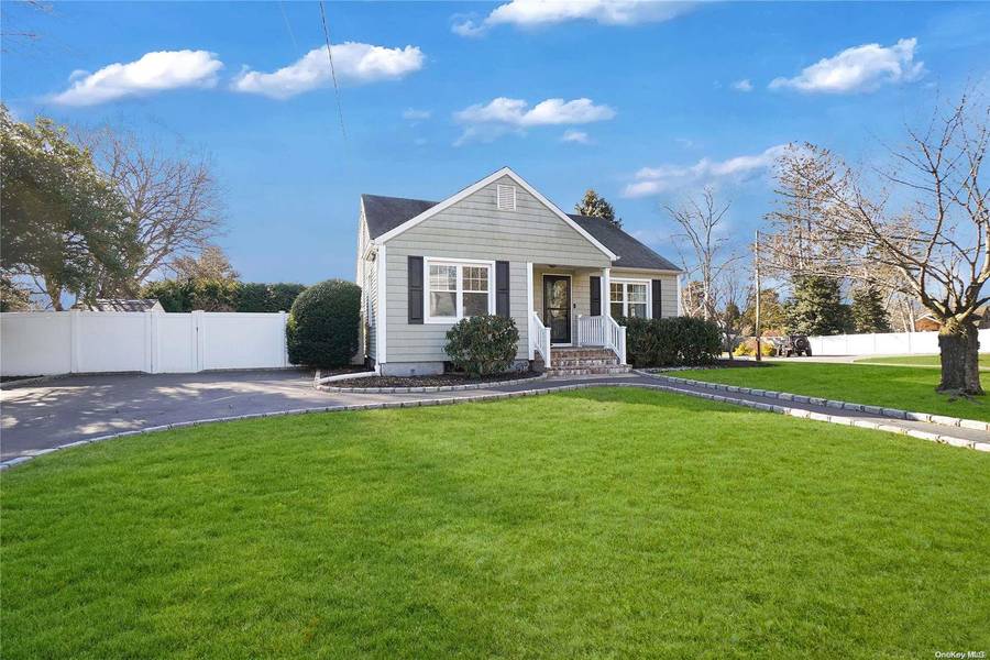 72 Edgewood RD, West Islip, NY 11795