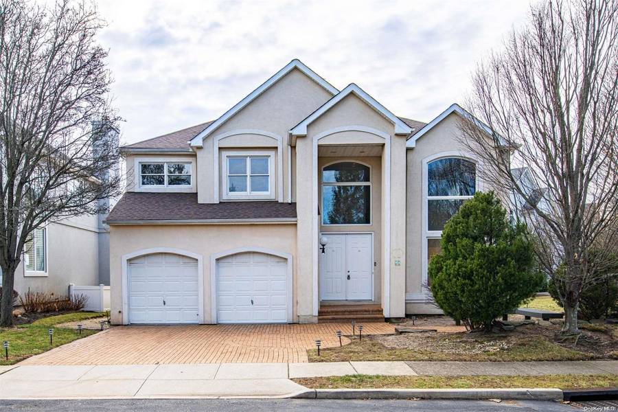 47 Crescent Cove, Seaford, NY 11783